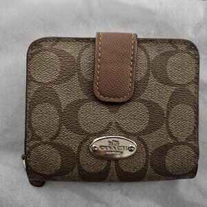 Medium Corner Zip Wallet in Signature Canvas